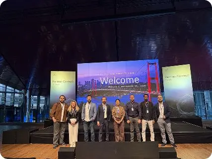 Ekip yemeğinde bir masanın etrafında toplanan Vinu Digital ekibi.